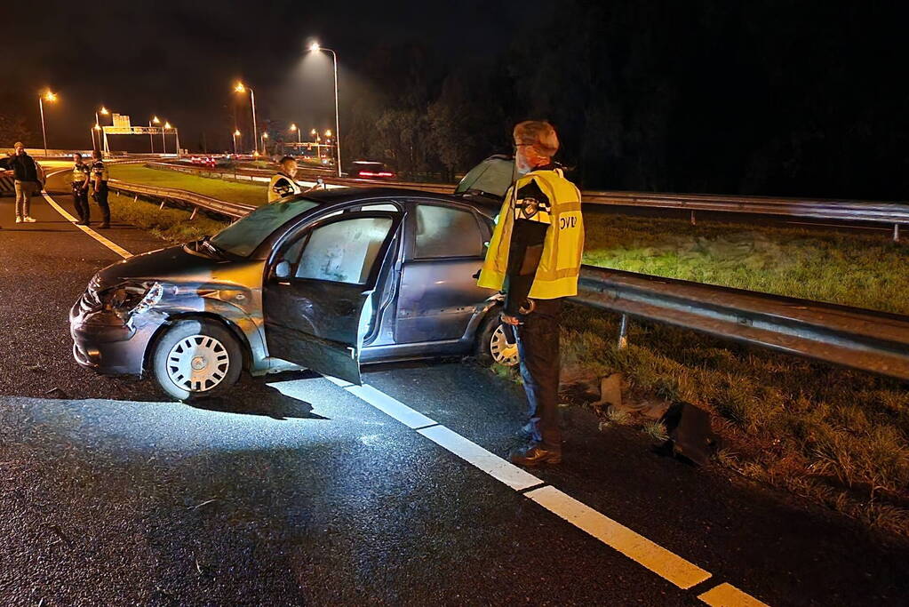 Automobilist botst tegen vangrail