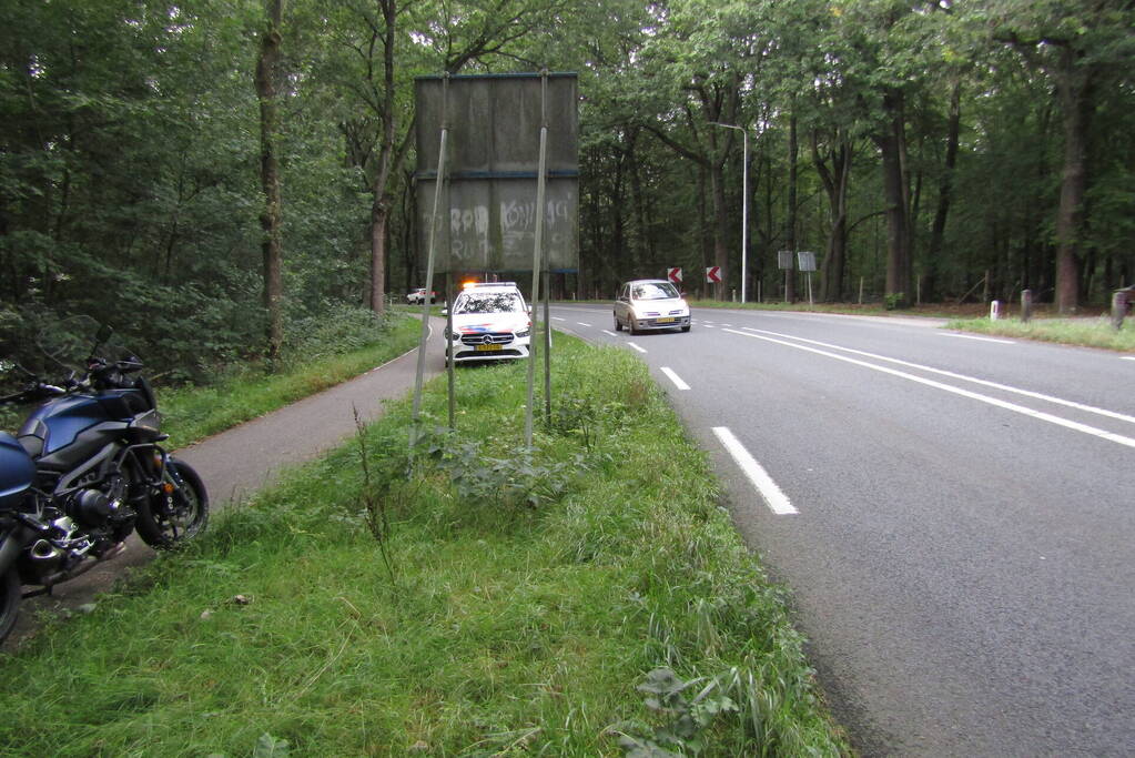 Automobilist en motorrijder in botsing