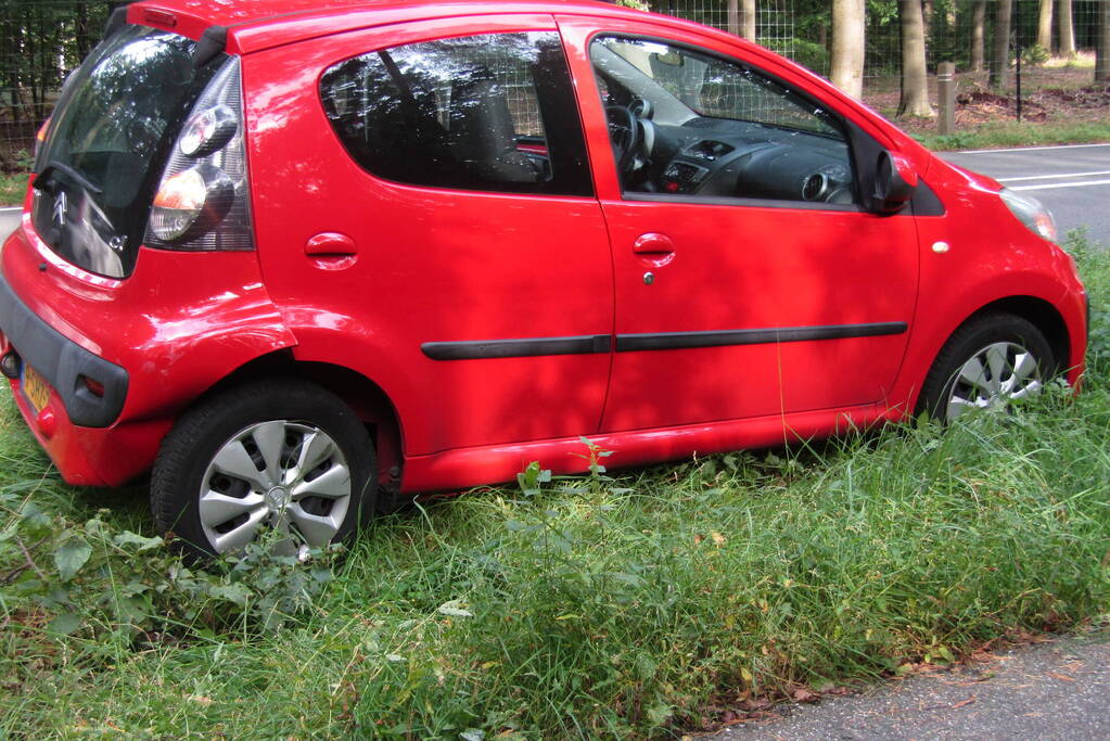 Automobilist en motorrijder in botsing