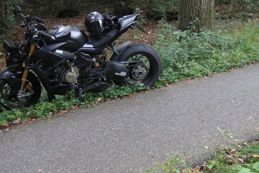 Automobilist en motorrijder in botsing