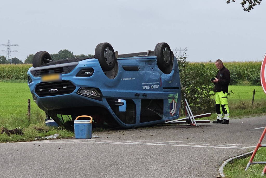 Bestelbus belandt op op zijn kop na aanrijding