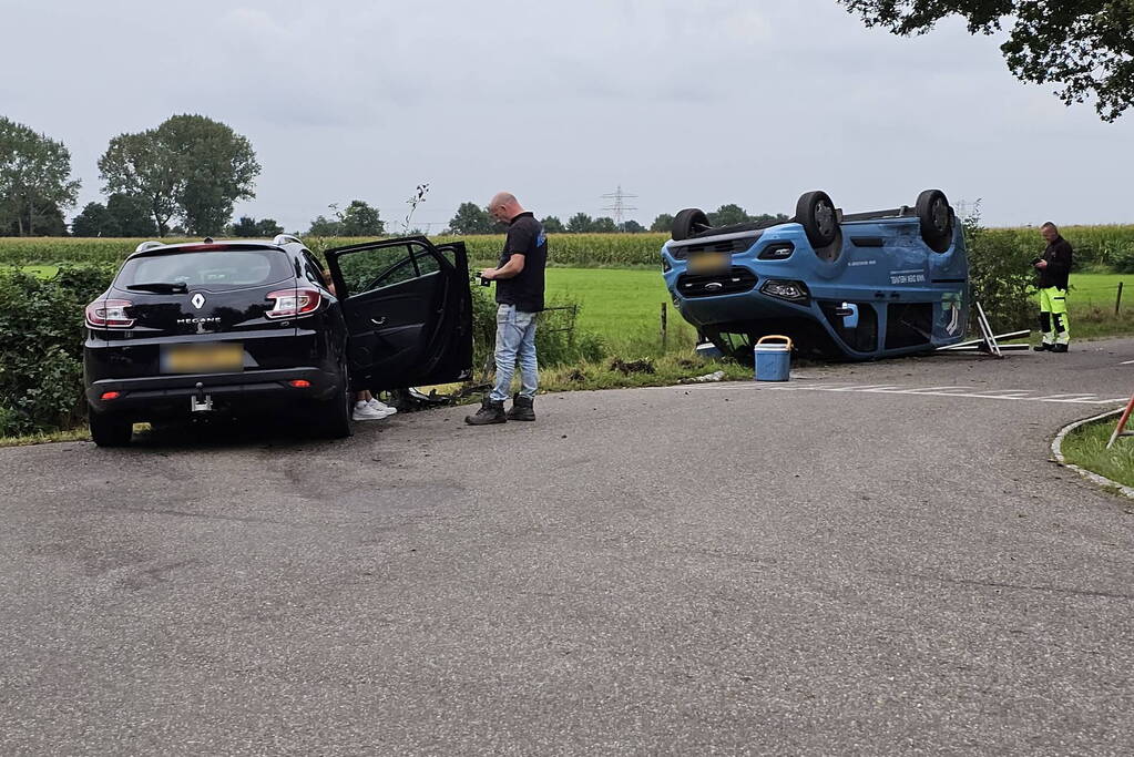 Bestelbus belandt op op zijn kop na aanrijding