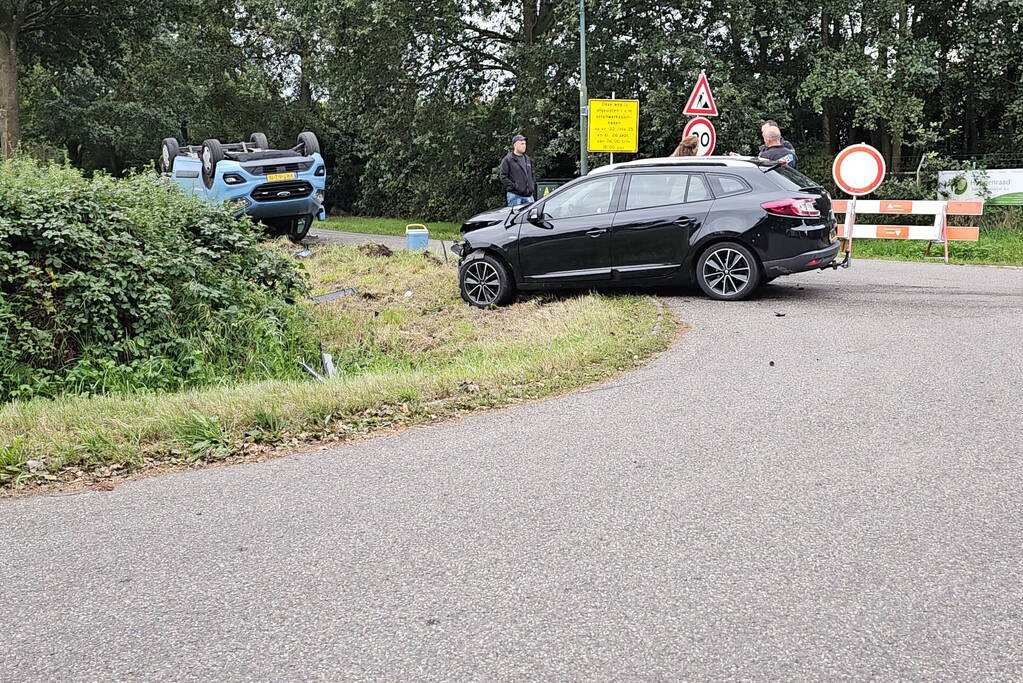 Bestelbus belandt op op zijn kop na aanrijding