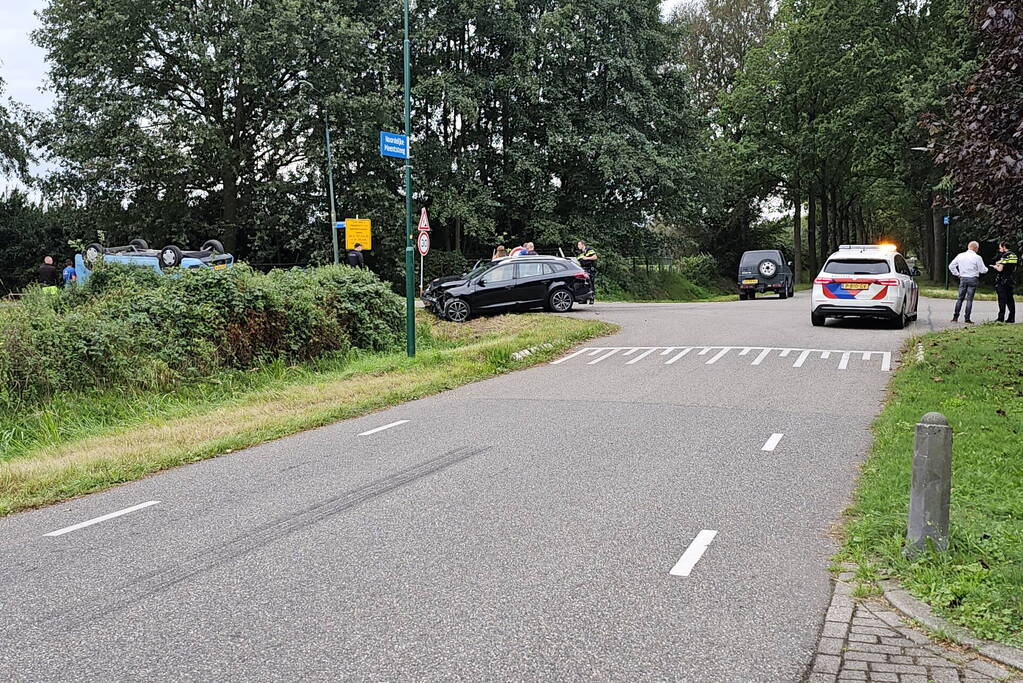 Bestelbus belandt op op zijn kop na aanrijding