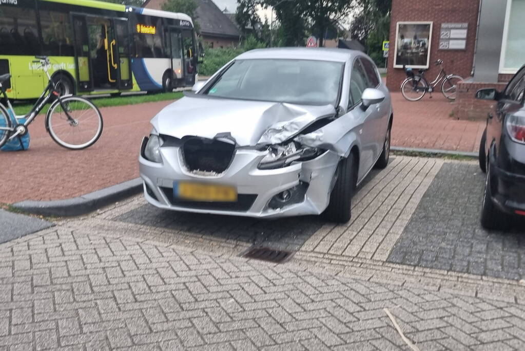 Schade bij botsing tussen bus en auto