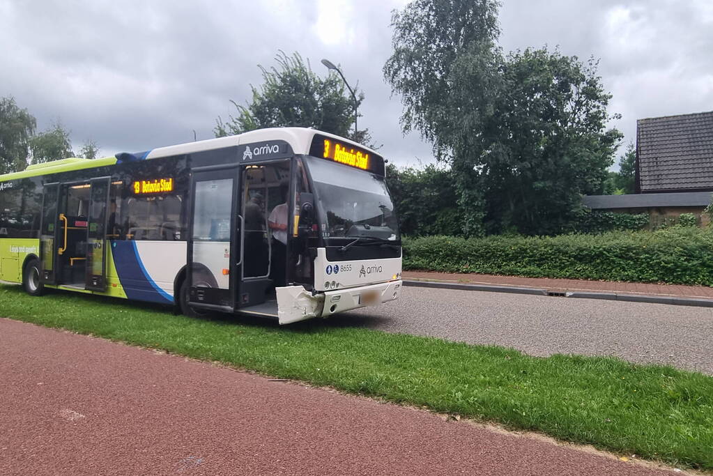 Schade bij botsing tussen bus en auto