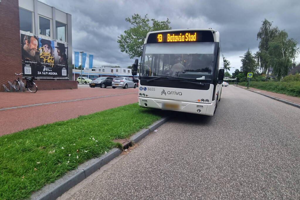 Schade bij botsing tussen bus en auto