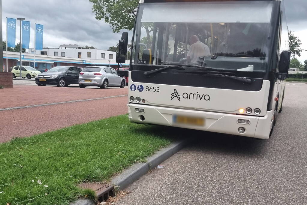 Schade bij botsing tussen bus en auto