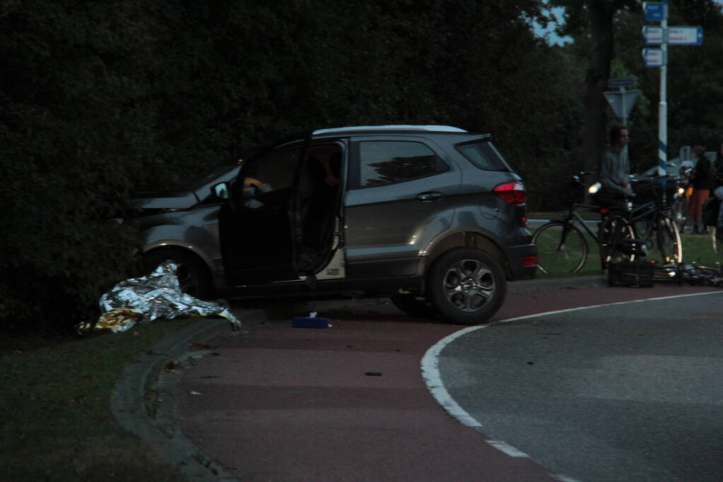 Vier gewonden bij botsing tussen auto en fietser