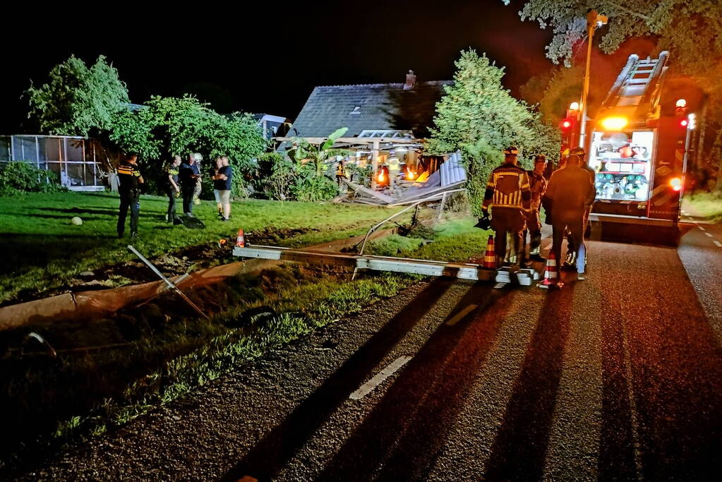 Enorme ravage nadat auto woning inrijd, 15-jarige aangehouden