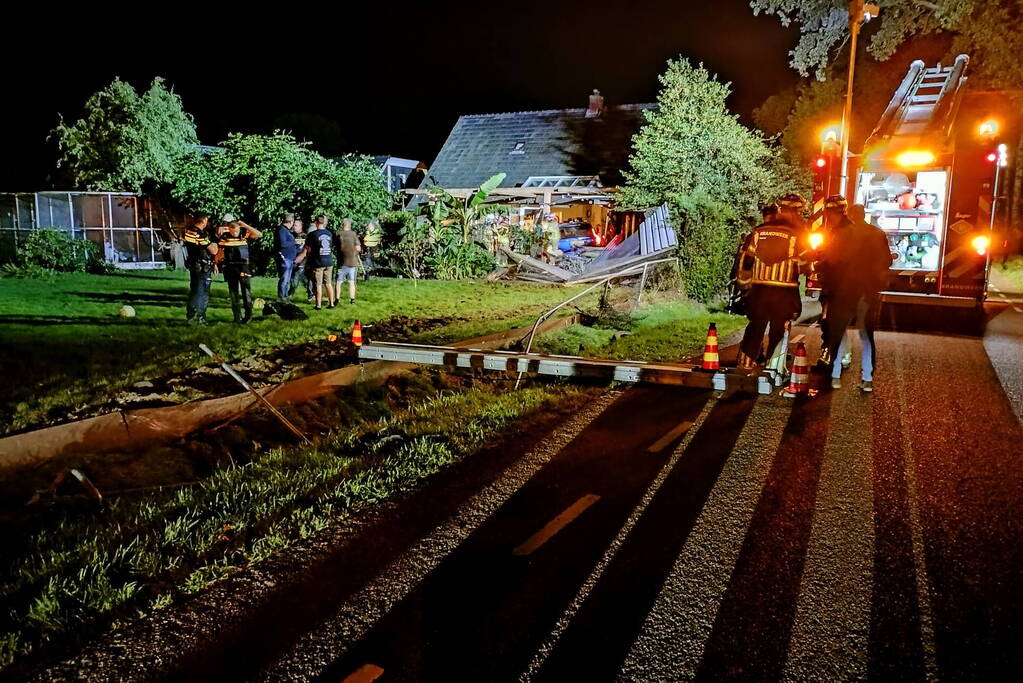 Enorme ravage nadat auto woning inrijd, 15-jarige aangehouden