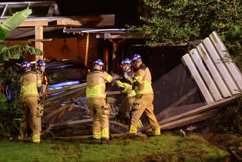 Enorme ravage nadat auto woning inrijd, 15-jarige aangehouden