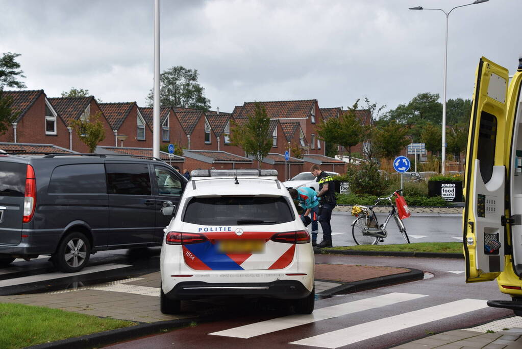 Fietser geschept bij rotonde