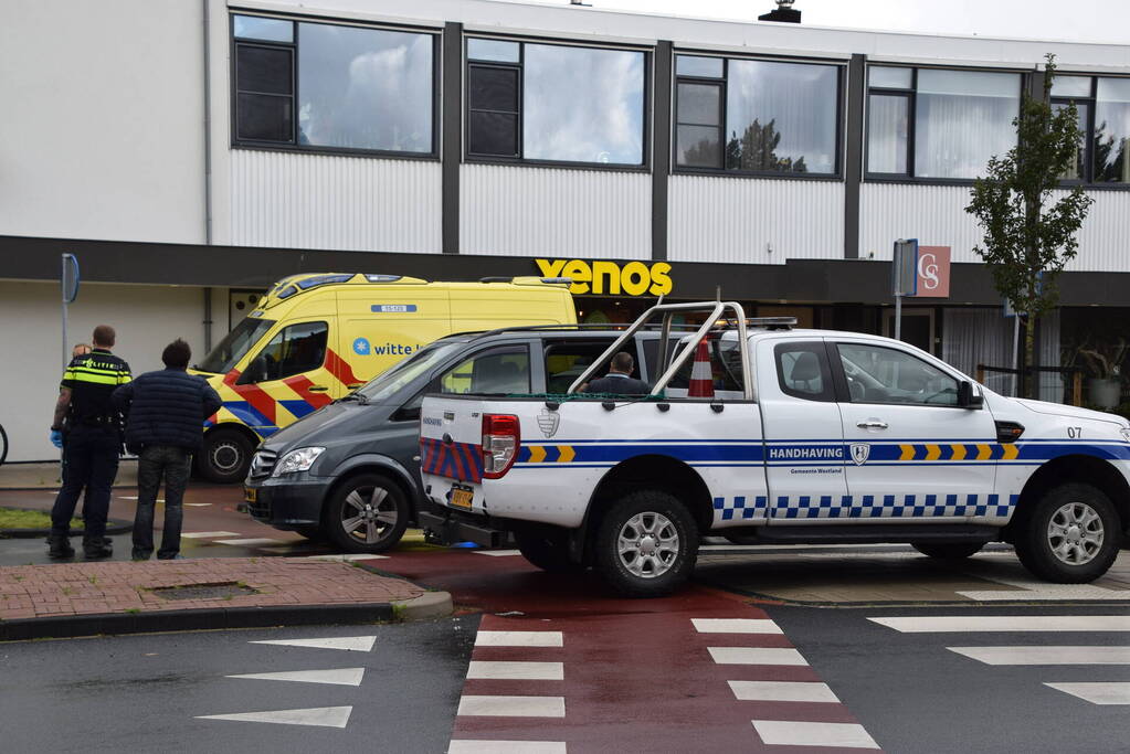 Fietser geschept bij rotonde