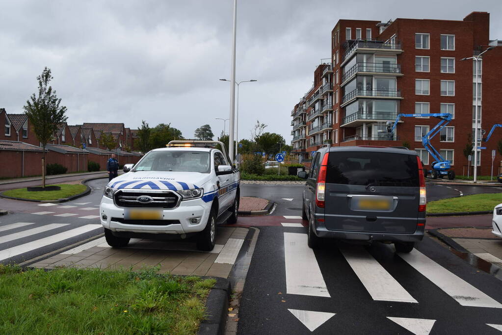 Fietser geschept bij rotonde