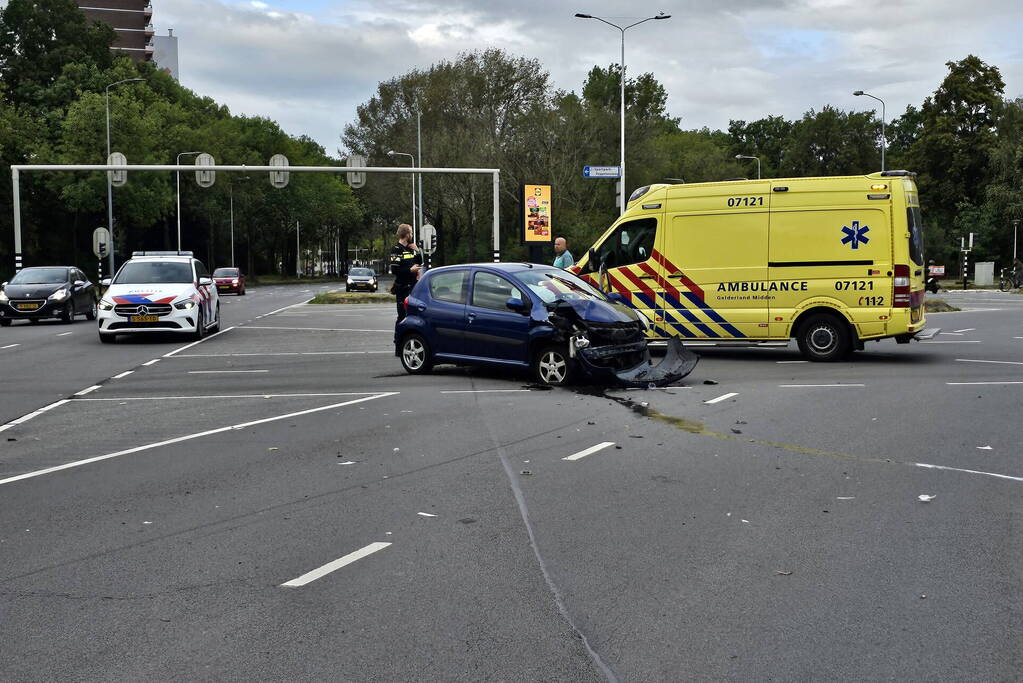 Twee voertuigen in botsing op kruising