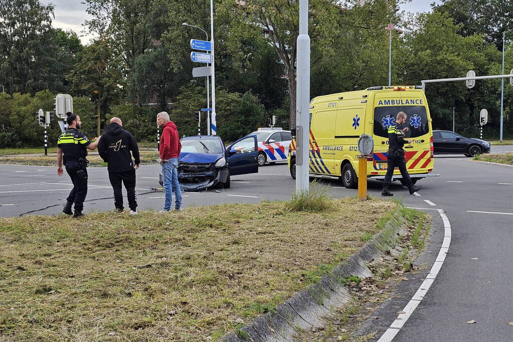 Twee voertuigen in botsing op kruising