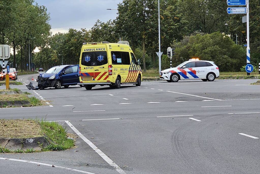 Twee voertuigen in botsing op kruising