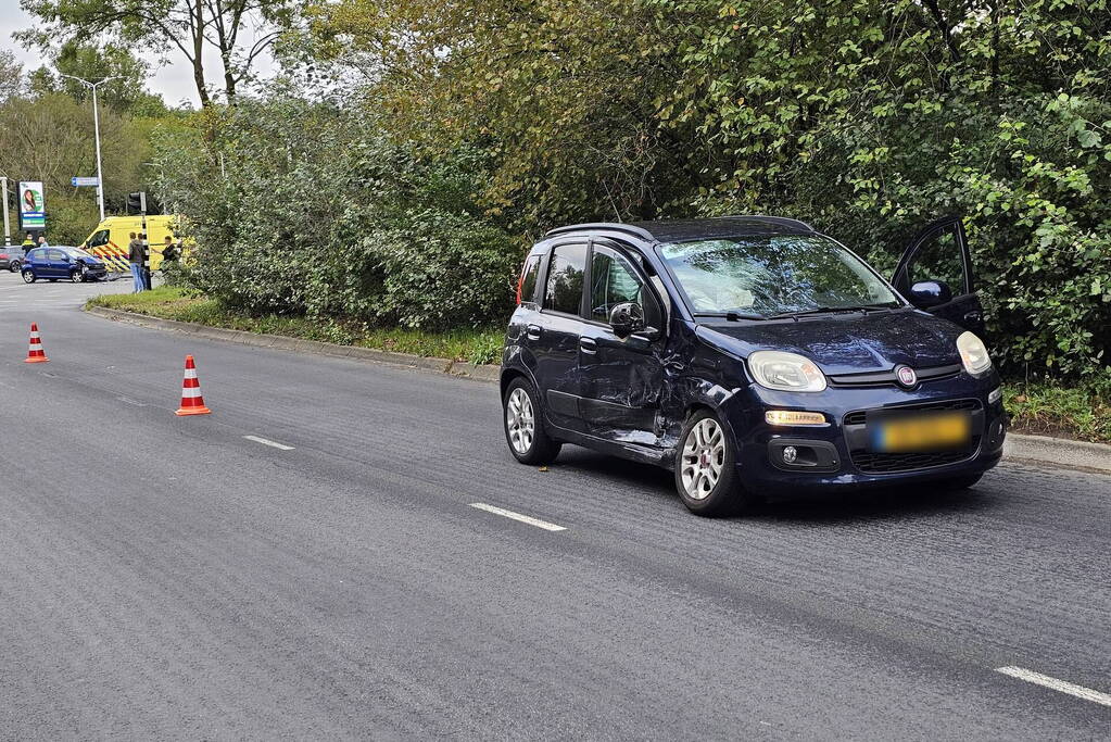 Twee voertuigen in botsing op kruising