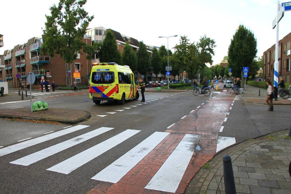 Personenauto en scooter in botsing