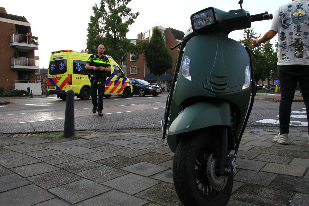 Personenauto en scooter in botsing