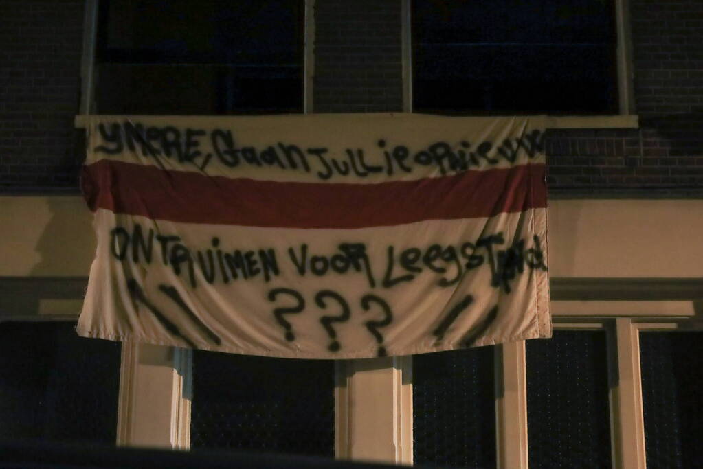 Spandoeken opgehangen aan kraakpand