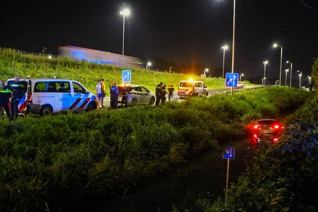 Auto raakt te water nabij McDonald's