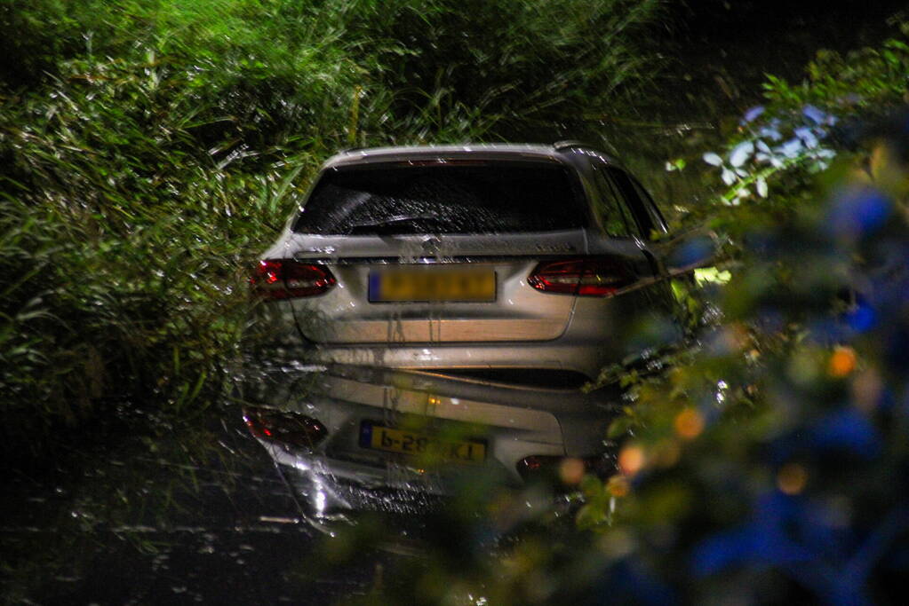 Auto raakt te water nabij McDonald's