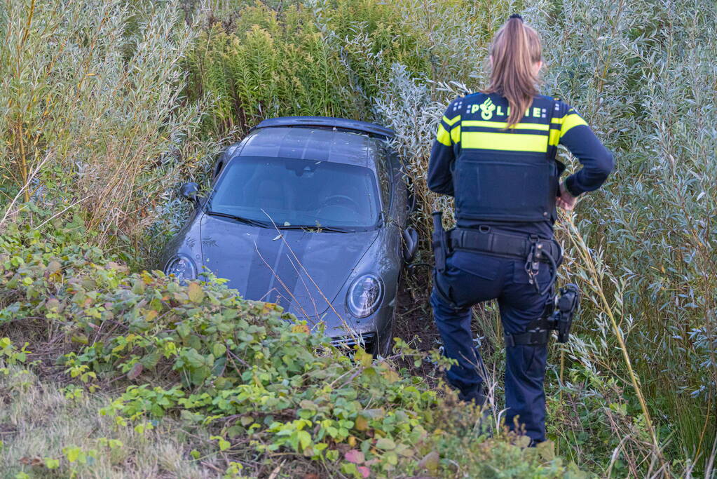 Bestuurder crasht met dure Porsche