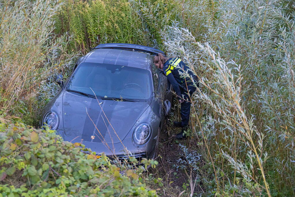 Bestuurder crasht met dure Porsche