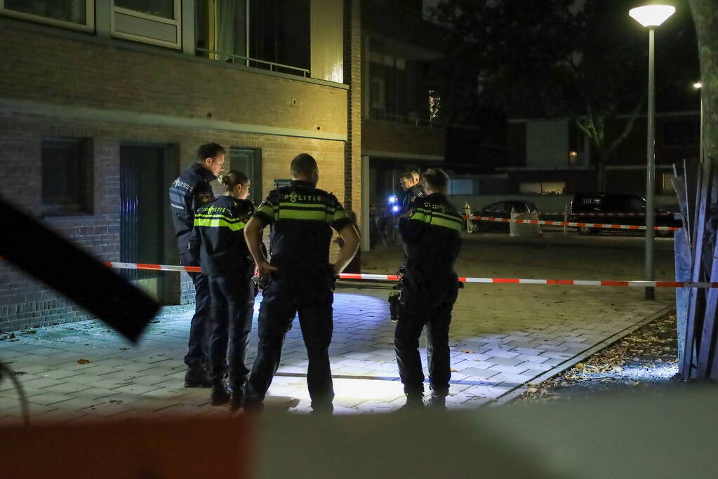 Regenboogvlag in brand gestoken bij portiek