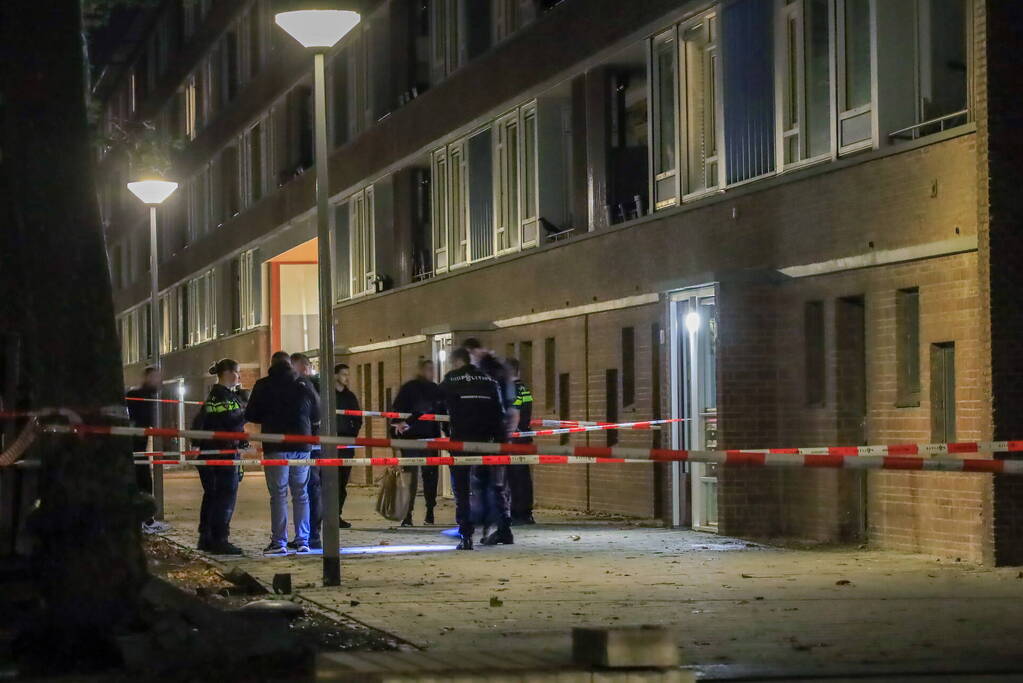 Regenboogvlag in brand gestoken bij portiek