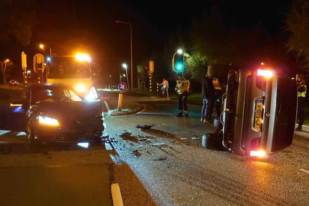 Veel schade bij ongeval tussen twee auto's