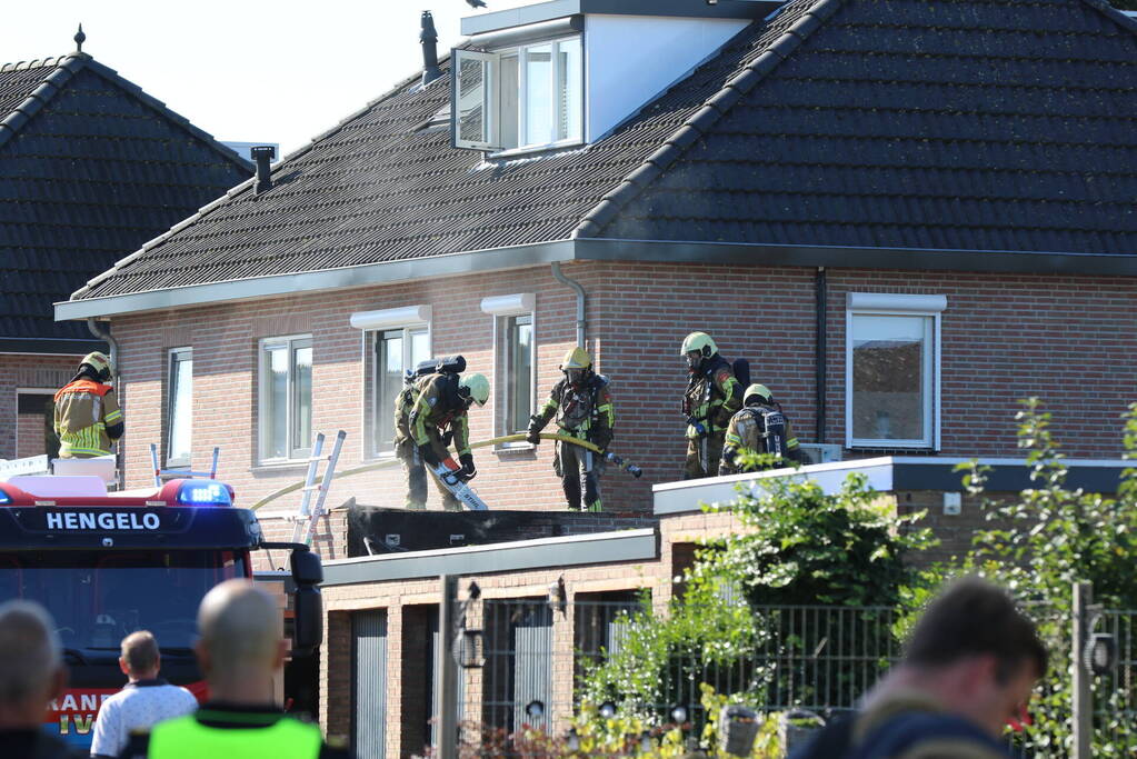 Hevige brand in garageboxen naast woning