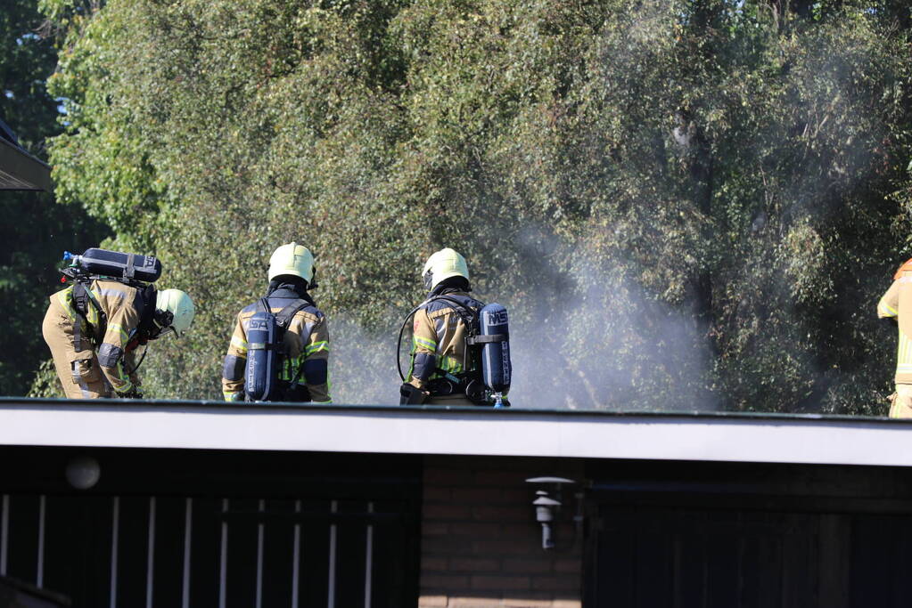 Hevige brand in garageboxen naast woning