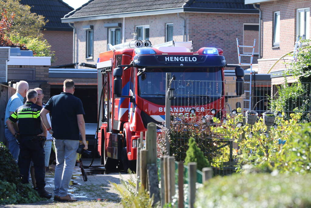 Hevige brand in garageboxen naast woning