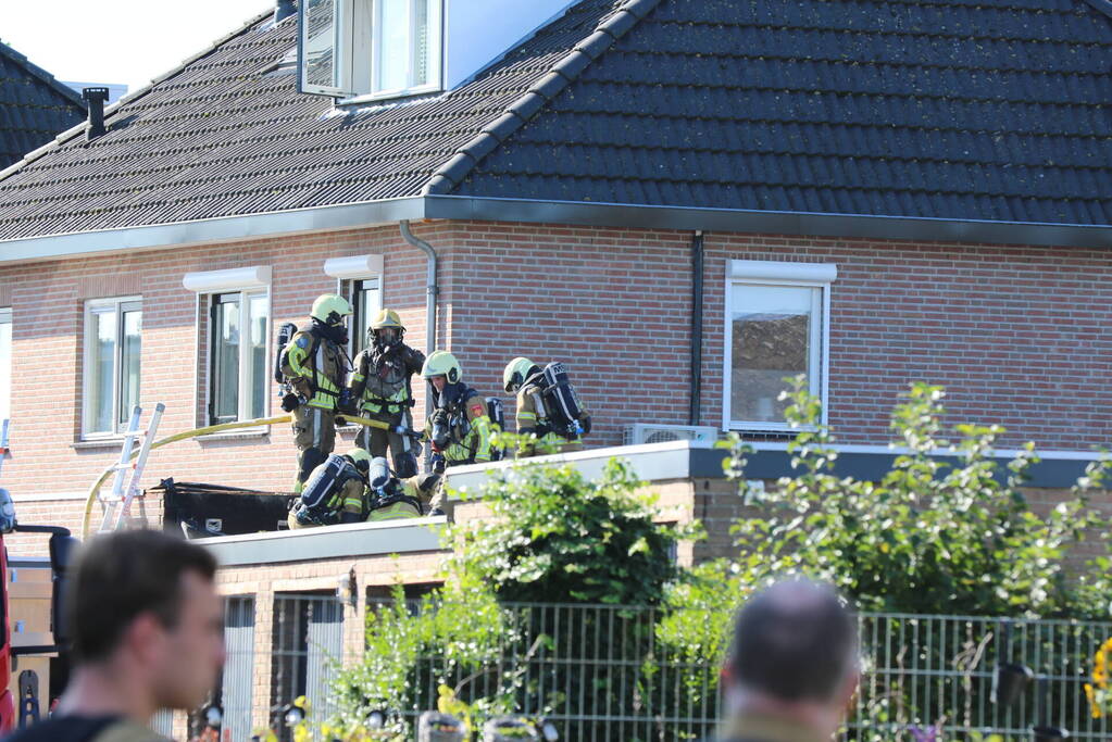 Hevige brand in garageboxen naast woning