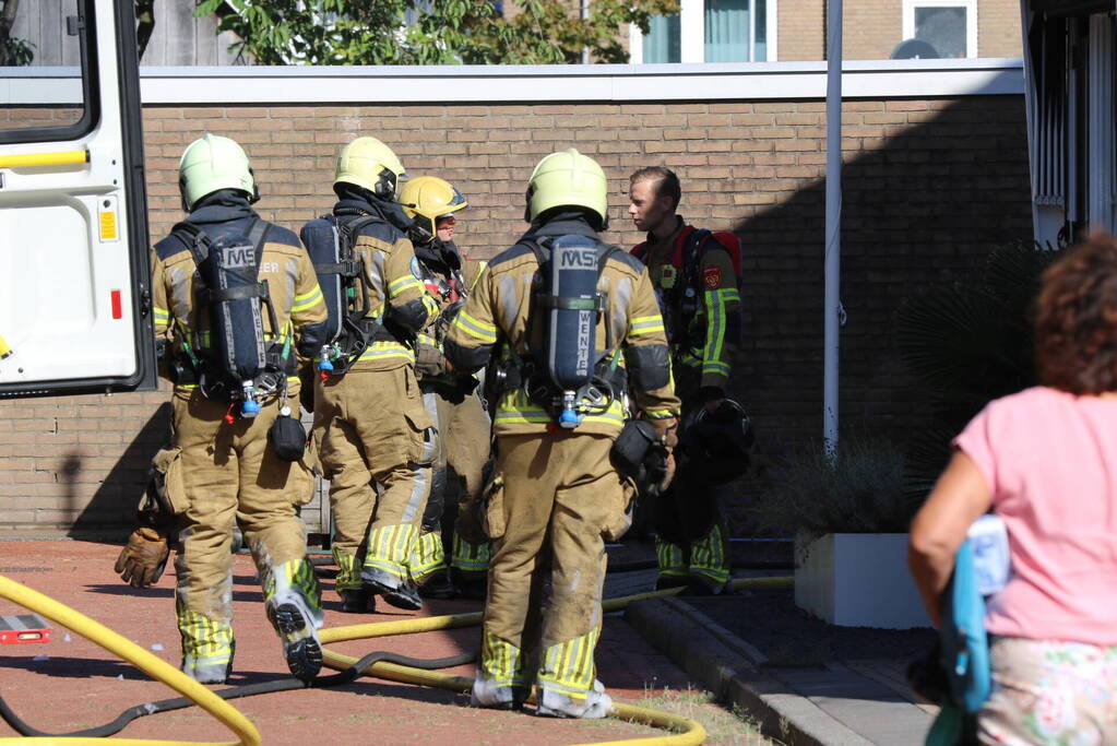 Hevige brand in garageboxen naast woning