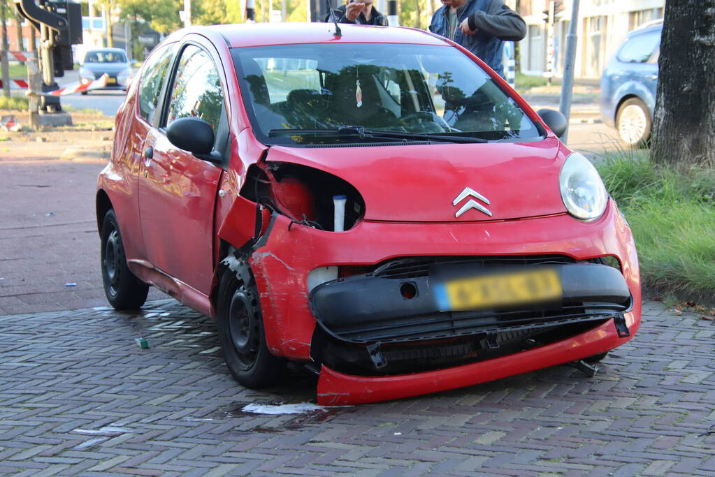 Auto wijkt uit voor scooter en klapt op betonnenpaal