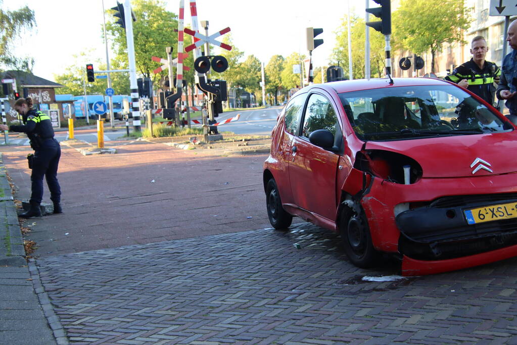 Auto wijkt uit voor scooter en klapt op betonnenpaal