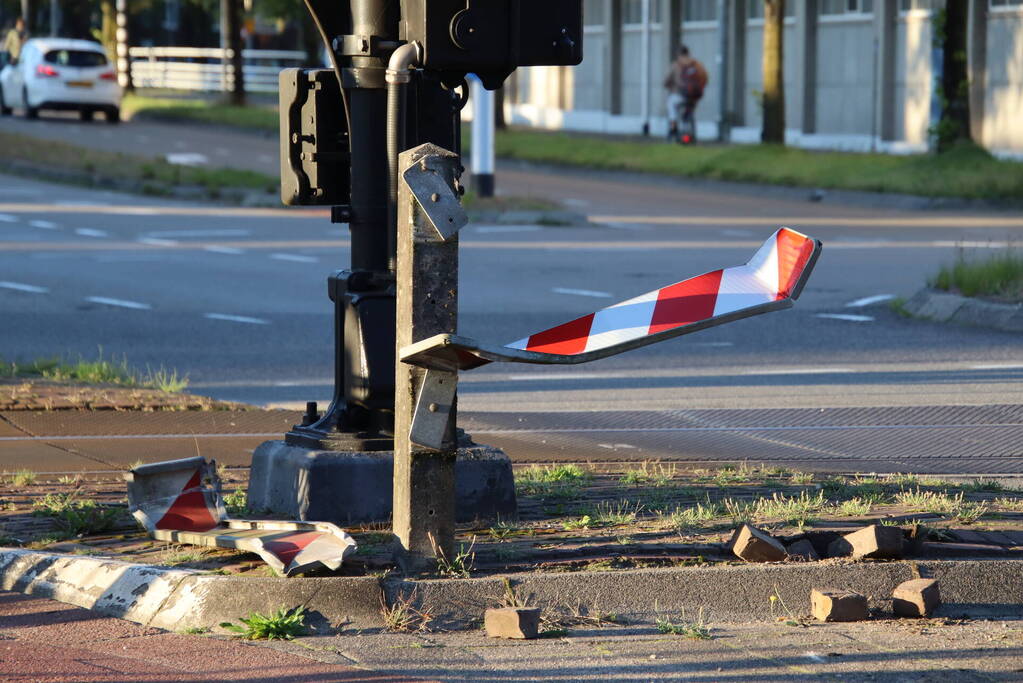 Auto wijkt uit voor scooter en klapt op betonnenpaal