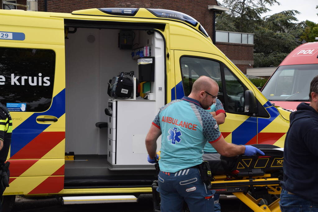 Fietser en automobilist in botsing