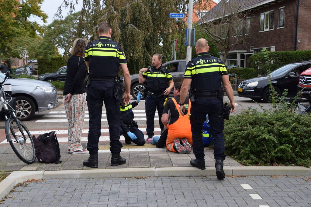 Fietser en automobilist in botsing