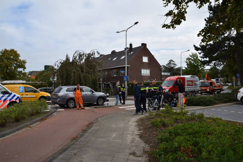 Fietser en automobilist in botsing