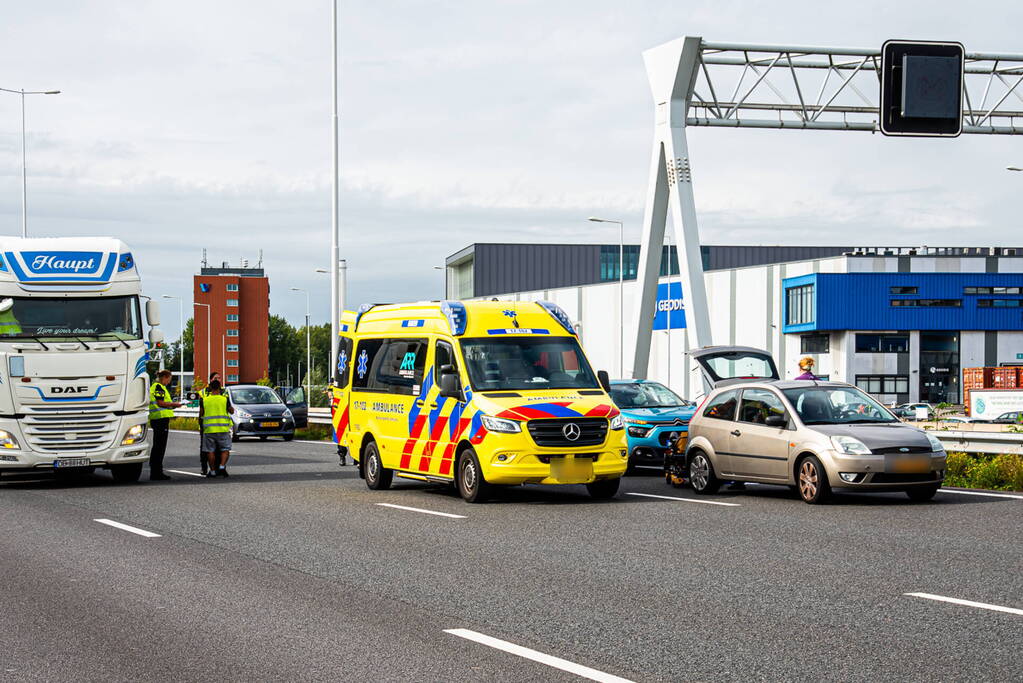 Motorrijder zwaargewond bij botsing met auto