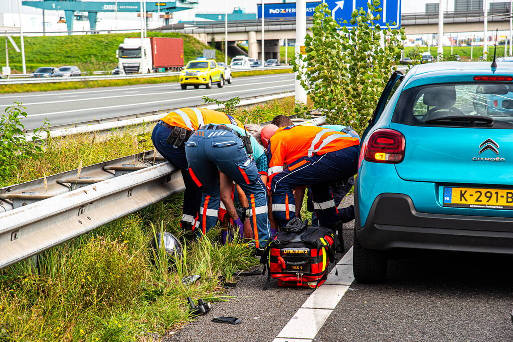 Motorrijder zwaargewond bij botsing met auto