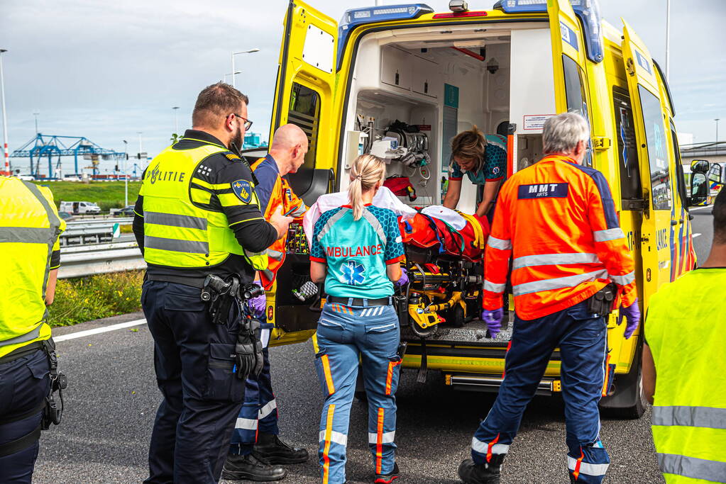 Motorrijder zwaargewond bij botsing met auto