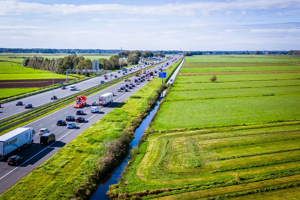 Auto belandt in sloot na botsing