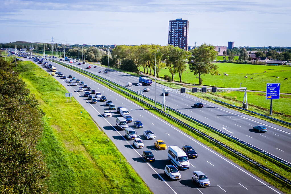 Auto belandt in sloot na botsing