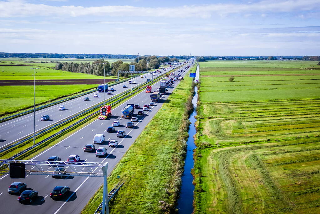 Auto belandt in sloot na botsing